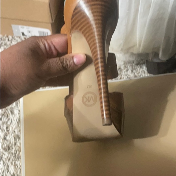 Mk shoes - Picture 3 of 4